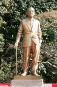 Памятник бывшему премьер-министру Японии Итиро Хатояме. Япония, Токио