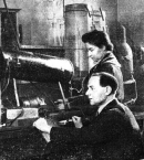 Я. Т. Эйдус и И. В. Гусева за работой по синтезу углеродов из окиси углеродов и водородов (1945)