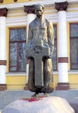 Памятник ЯВОРНИЦКОМУ Д.И. возле Исторического музей в Днепропетровске