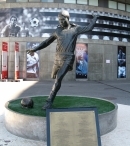 Памятник Эйсебио у стадиона «Эштадиу да Луж» — домашней арены «Бенфики»