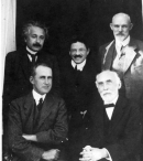 Front row: Arthur Eddington and Hendrik Lorentz; back row: Albert Einstein, Paul Ehrenfest and Willem de Sitter at the Leiden Observatory, circa September 1923. Photo courtesy AIP Emilio Segr? Visual Archives.