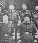 Юань Шикай_2 (справа) с военным министром Те Ляном и группой генералов. 1909 г.