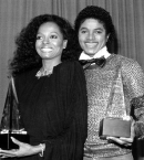 Джексон_8_с Даяной Росс во время церемонии награждения American Music Awards в Лос-Анджелесе. Джексон получил премию за лучший соул альбом, а Росс – как лучшая соул вокалистка.