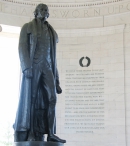 Статуя Джефферсона в его вашингтонском мемориале. Сзади — преамбула Декларации независимости США
