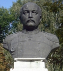 Бюст М. И. Драгомирову возле его усадьбы-музея в г. Конотопе