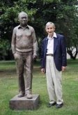 Freeman Dyson with the statue of Fred Hoyle in the grounds of the Institute of Astronomy, Cambridge, June 2003.