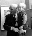 1975. На персональной выставке с внуком Антошей и его портретом  