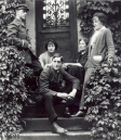 ДЮШАН-ВИЙОН Раймон (в униформе) с Марселем Дюшаном (посредине), Ивоной Дюшан-Вийон, теща Раймона, и Габи Вийон (осень 1914 или весна 1915 года)
