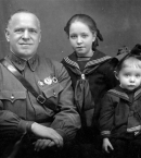 Жуков_11_с женой Александрой и дочками Эллой и Эрой, 1939
