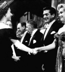 Елизавета_12_с Мерилин Монро на премьере фильма Битва у Ла-Платы, Лондон, 1956