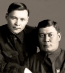 слева направо - КУРМАНБЕК ЖАНДАРБЕКОВ, КАЙЫМ МУХАМЕДХАНОВ и ТАЙЫР ЖАРОКОВ ( г. Алматы, 1942 г. )