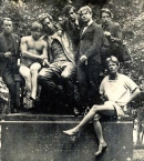 Есенин_7_с друзьями на памятнике Пушкину, Детское Село, июль 1924