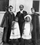 Пастернак_3_с отцом Леонидом Осиповичем, братом Александром и сестрами Лидией и Жозефиной. 1907
