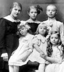 Дети Корьюс в 1914 году (слева направо) первый ряд - Милица, Таня, Аня; второй ряд- Нина, Тамара, Николай