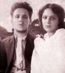 Маршак_2_с сестрой, Сусанной Яковлевной (слева), и женой, Софией Михайловной (справа), 1912