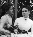 Хелен Келлер, в возрасте восьми лет, с учительницей Энн Салливан на каникулах, июль 1888