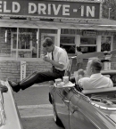 Роберт-Кеннеди_2_на-обеденном-перерыве-во-время-президентской-кампании-своего-брата-Джона.-Блуфилд,-1960