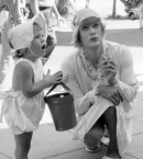 Кертис_2_с дочерью Келли на съёмках фильма В джазе только девушки, 1959