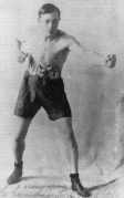 КЕТЧЕЛ Стэнли в боевой стойке с поясом Чемпиона Мира 1908 года в среднем весе