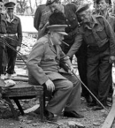 Черчилль_11_на стуле из бункера Гитлера, 1945