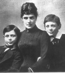 Леди Рэндольф Черчилль с сыновьями Джоном (слева) и Уинстоном (справа)