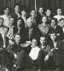 Н. П. Крымов (в центре) среди студентов Московского областного художественного училища памяти 1905 года. 30-е годы XX века