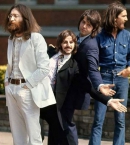 Леннон_12_The Beatles готовятся пересечь Abbey Road для легендарной обложки одноименного альбома