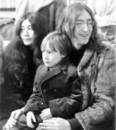 Леннон_8_с Йоко Оно и сыном Джулианом