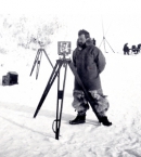 Кук производит топографическую съемку в Антарктиде
