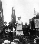 Роза Люксембург выступает на митинге. 1908 год.