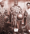 Слева направо: рас Тэфэри, негус Иясу V, военный министр дэджазмач Беру в традиционных костюмах