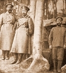 Мясковский_8_на фронте с сослуживцем и солдатами (второй слева) у блиндажа под крепостью Перемышль