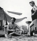Мао_5_на-пляже-с-женой-Цзян-Цин-и-детьми,-Бэйдайхэ,-Циньхуандао,-1954