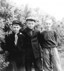 Мартынов_8_на школьных сельхозработах по окончании 7-го класса (крайний справа)