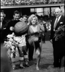 Монро_28_на открытии футбольного матча США-Израиль, Нью-Йорк, 1959