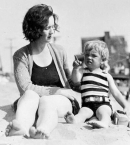 Монро_9_на пляже со своей мамой, 1929