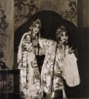 Мэй Ланьфан_2 (справа) с сыном МЭЙ Баоцзю 1950 г.