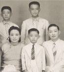 Мэй Ланьфан_6 семейное фото 1940-х гг. Слева направо вверху: Мэй Шаоу, Мэй Баочэнь, внизу: Мэй Баоюэ, Фу Чжифан, Мэй Баоцзю