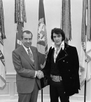Никсон_2_в Овальном кабинете Белого дома произошла встреча Ричарда Никсона и Элвиса Пресли, обстоятельства которой впоследствии были показаны в художественном фильмы «Элвис встречает Никсона» (1997). 