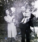 Алла и ее брат Женя на руках у мамы и дедушки