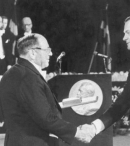 Вручение Леониду Канторовичу диплома и Нобелевской медали королем Швеции Карлом XVI Густафом. 10 декабря 1975 год.