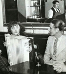 Пиаф_2_в парижском кафе, 1936