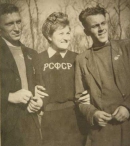 1948 год. Первенство РСФСР, Пономарева заняла 3-е место в метании диска. С футболистом Владимиром Гордиенко, который привел Нину в легкую атлетику, и волейболистом Анатолием Левушкиным.