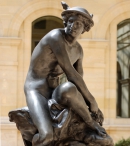 «Меркурий, завязывающий сандалию» (1744, Лувр)