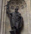 Статуя князя Владимира у входа в Казанский собор