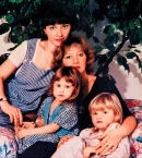Елена Проклова со своими дочерьми, посерединке сидит внучка Алиса
