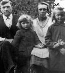 Рюйтель_2_с семьей, Арнольд Рюйтель (второй слева)