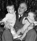 Рузвельт с внуками, начало 1930-х