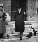 Курт фон Шлейхер на выходе из военного министерства вскоре после своей отставки с поста рейхсканцлера. Февраль 1933