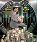 Мохаммед_13_Muhammad Ali with his winnings in 1974.